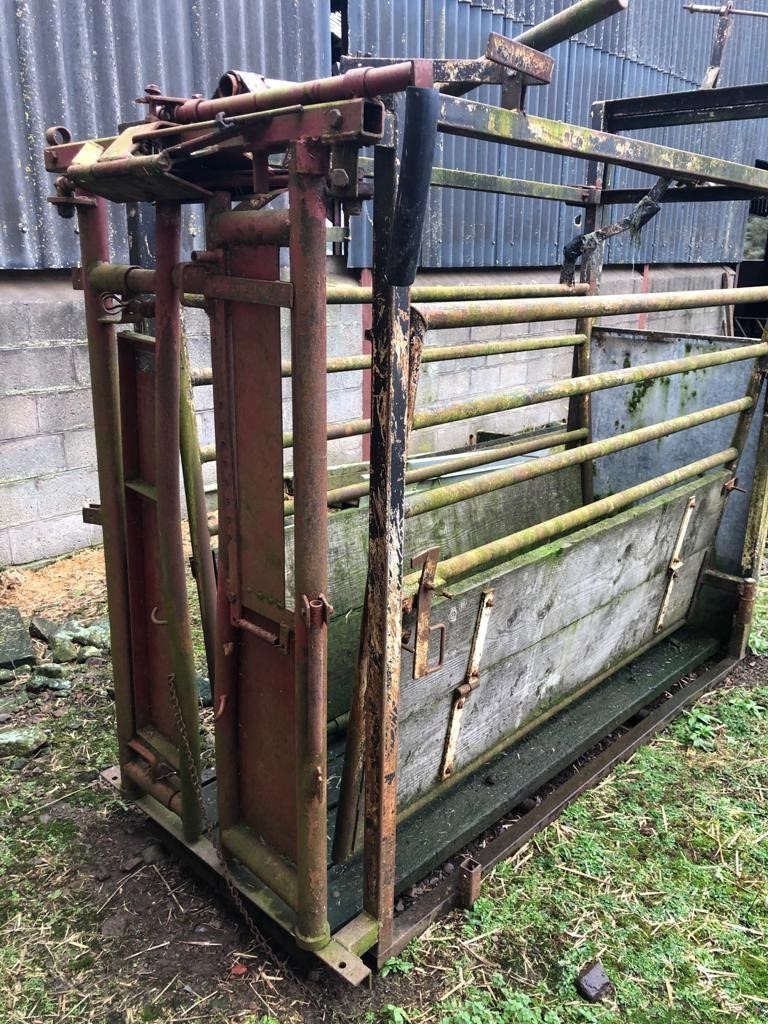 Lot 202 – Cattle Crush with head stocks and sliding rear door – Area ...